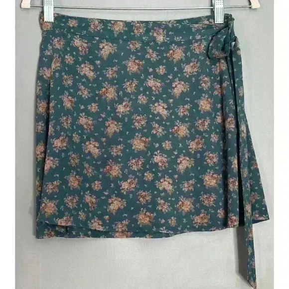 American Eagle Mini Floral Skirt (405) - Picture 7 of 11